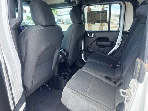 Certified 2025 Jeep Gladiator Sport AWD/4WD image 8