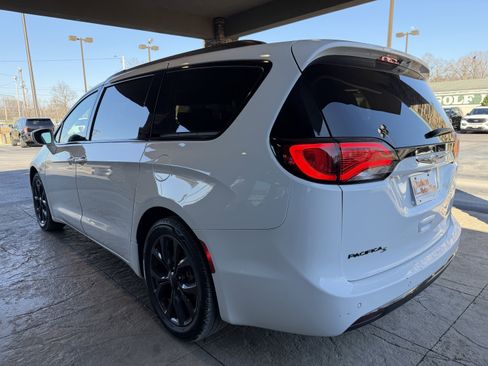 Used 2019 Chrysler Pacifica Touring-L w/ S Appearance Package image 8