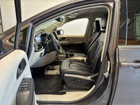 Used 2023 Chrysler Pacifica Touring-L image 16