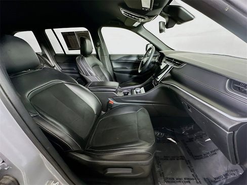 Used 2024 Jeep Grand Cherokee Altitude image 12