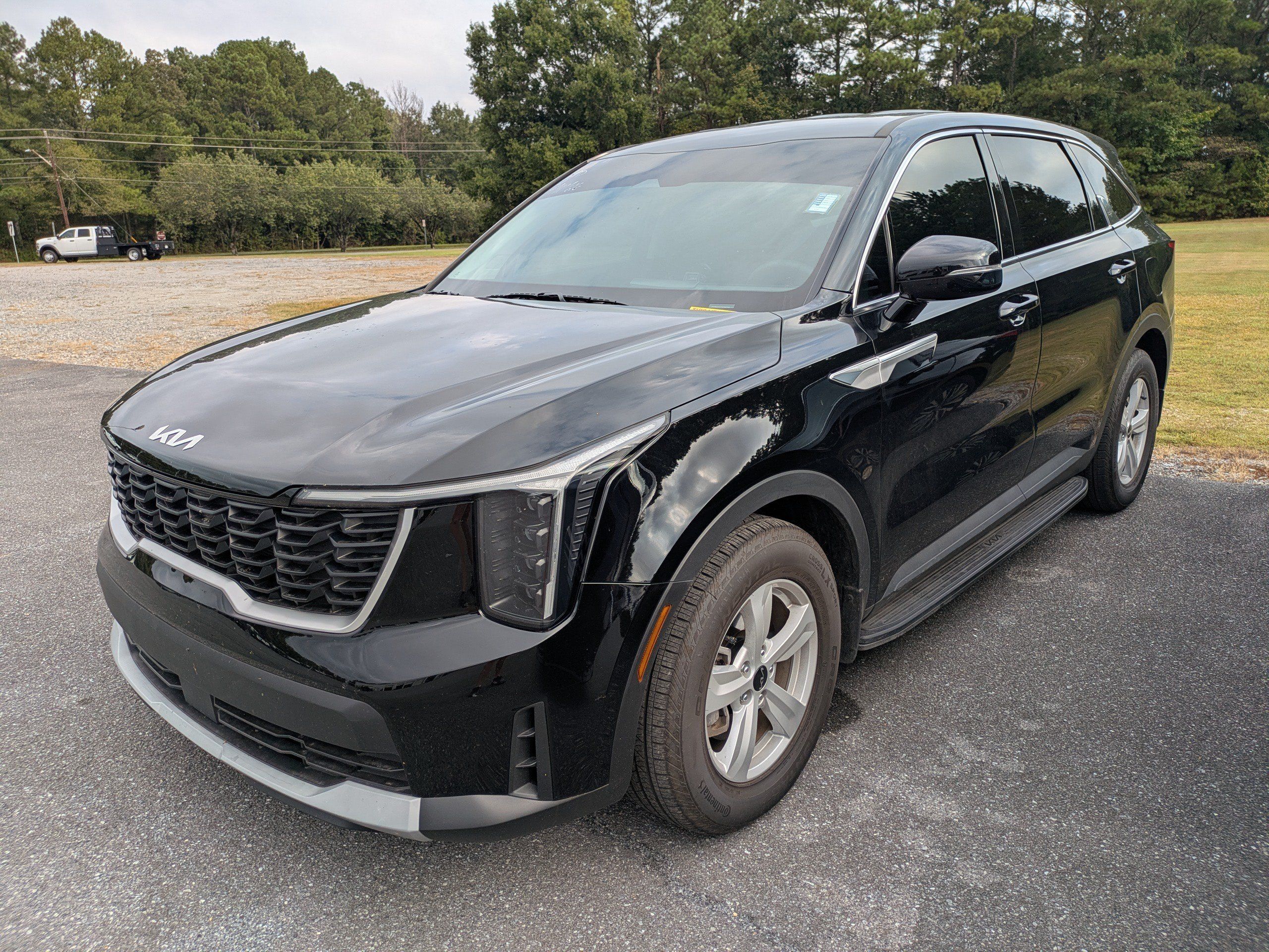 Used 2025 Kia Sorento LX FWD image 2