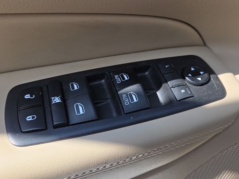 Used 2019 Jeep Grand Cherokee Limited w/ Luxury Group II RWD image 34