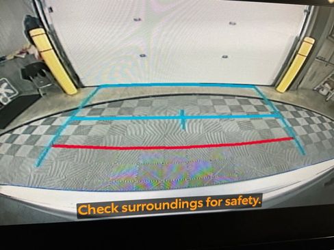 Used 2023 Toyota Highlander LE image 16