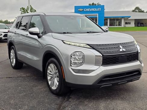 Used 2024 Mitsubishi Outlander ES FWD image 17