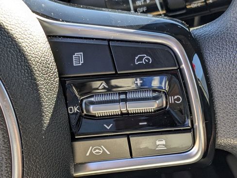 Certified 2025 Kia Sorento LX image 13