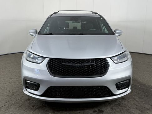 Used 2022 Chrysler Pacifica Touring-L w/ S Appearance Package FWD image 2