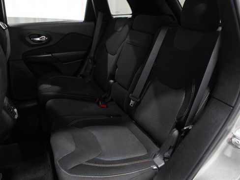 Used 2017 Jeep Cherokee Latitude w/ Comfort/Convenience Group image 19