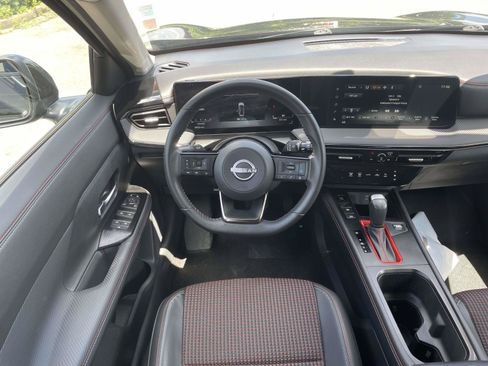 Used 2025 Nissan Kicks SR FWD image 2