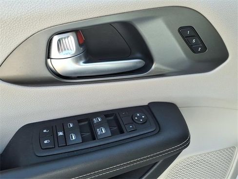 Used 2024 Chrysler Pacifica Touring-L image 20