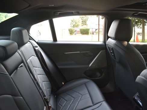 Used 2025 BMW 530i RWD image 23