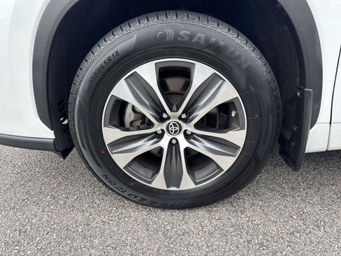 Used 2022 Toyota Highlander XLE AWD/4WD image 6
