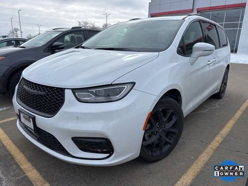 Used 2022 Chrysler Pacifica Touring-L w/ S Appearance Package image 1