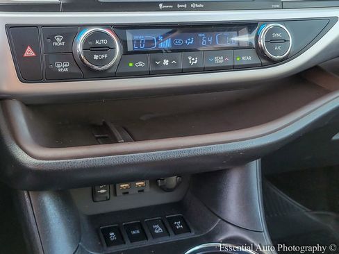 Used 2019 Toyota Highlander XLE AWD/4WD image 24