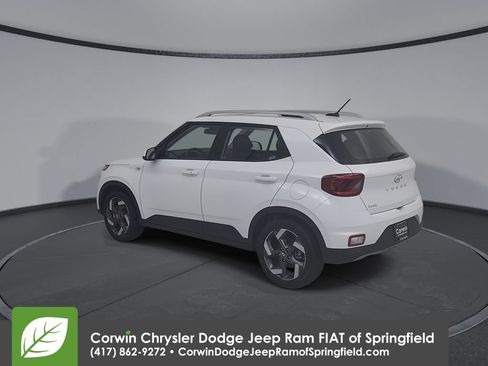 Used 2025 Hyundai Venue SEL FWD image 11