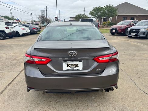 Used 2019 Toyota Camry SE image 4