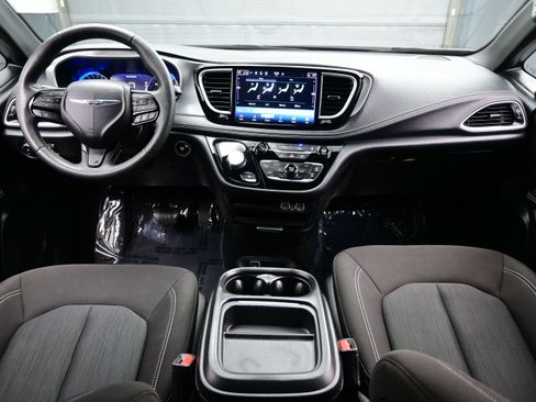 Used 2024 Chrysler Pacifica Touring FWD image 21
