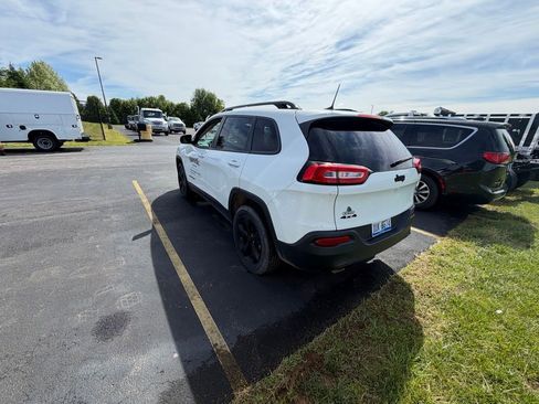 Used 2016 Jeep Cherokee Latitude w/ Cold Weather Group AWD/4WD image 4