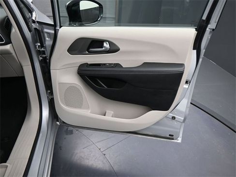 Used 2024 Chrysler Pacifica Touring-L image 11