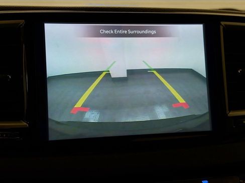 Used 2023 Chrysler Pacifica Touring-L image 13