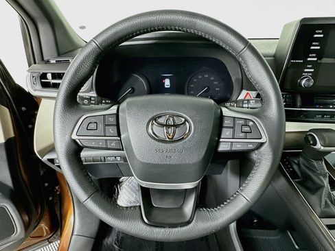 Used 2023 Toyota Sienna XLE FWD image 11