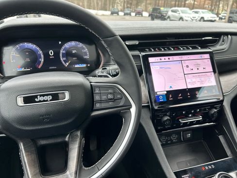 Used 2024 Jeep Grand Cherokee Limited w/ Luxury Tech Group II image 22