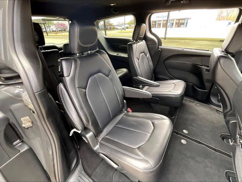 Used 2025 Chrysler Pacifica Select image 19