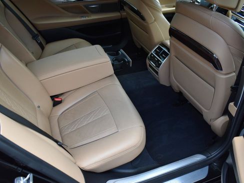 Used 2019 BMW 750i w/ Executive Package RWD image 29