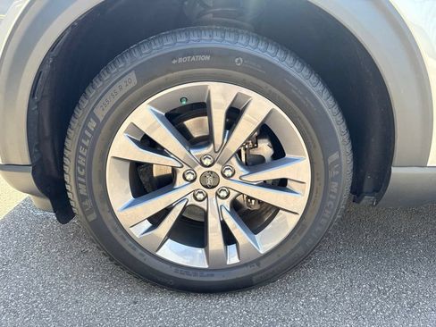 Used 2022 Ford Explorer XLT w/ Equipment Group 202A AWD/4WD image 12