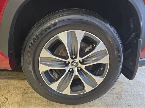 Certified 2024 Toyota Highlander XLE image 37