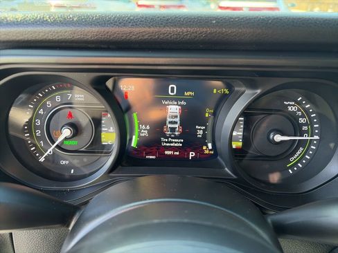 Used 2024 Jeep Wrangler Unlimited image 13