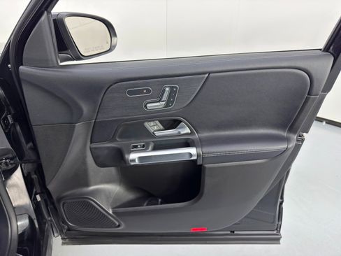 Used 2020 Mercedes-Benz GLB 250 GLB 250 w/ Premium Package image 44