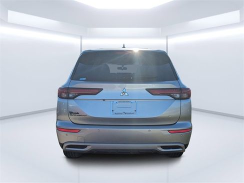 Used 2023 Mitsubishi Outlander SE image 4