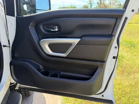 Used 2017 Nissan Titan SV image 14