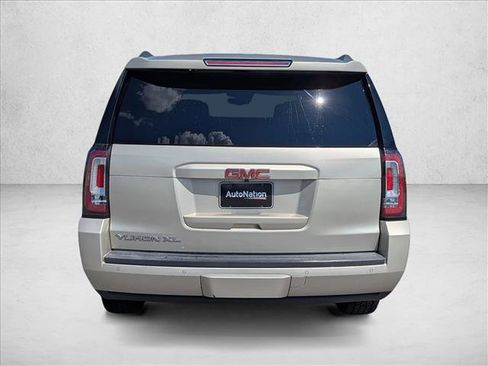 Used 2017 GMC Yukon XL SLT AWD/4WD image 6