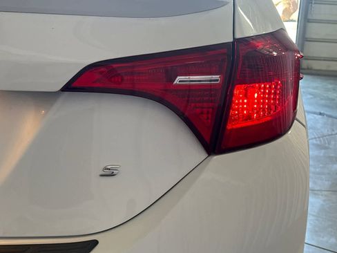 Used 2018 Toyota Corolla SE w/ Carpet Mat Package (TMS) FWD image 13