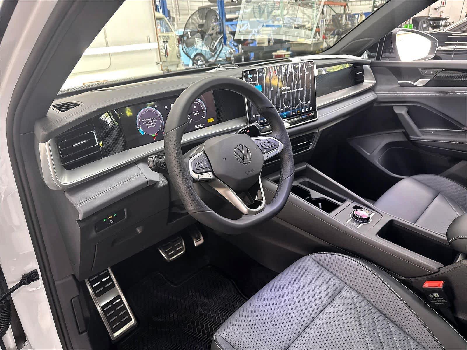 New 2026 Volkswagen Tiguan SE R-Line AWD/4WD image 7