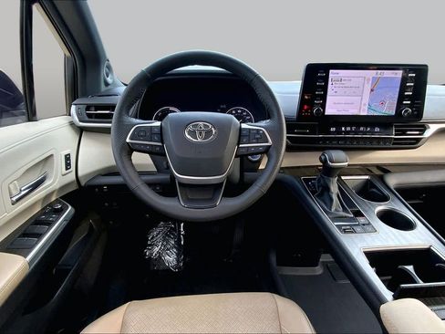 Used 2024 Toyota Sienna Limited AWD/4WD image 6