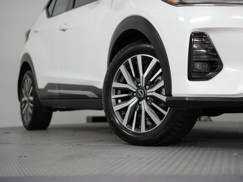 Used 2023 Nissan Kicks SR image 17