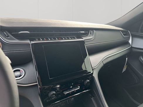 New 2025 Jeep Grand Cherokee L Laredo w/ Luxury Tech Group I image 32