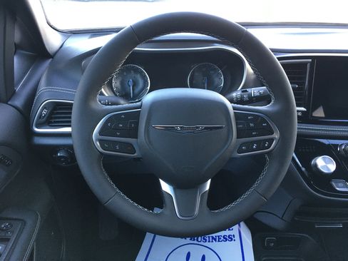 New 2026 Chrysler Pacifica Select image 9