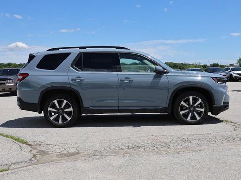 Used 2025 Honda Pilot Touring image 7