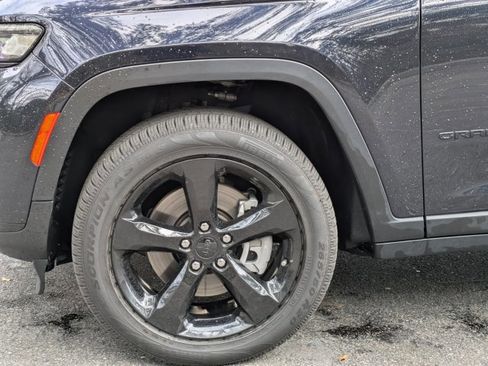 Used 2024 Jeep Grand Cherokee L Limited w/ Black Appearance Package AWD/4WD image 9