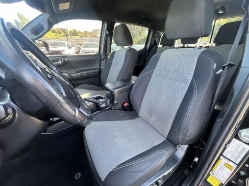 Used 2022 Toyota Tacoma TRD Sport w/ Technology Package image 18