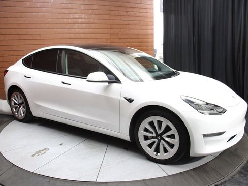 Used 2022 Tesla Model 3 Standard Range image 15