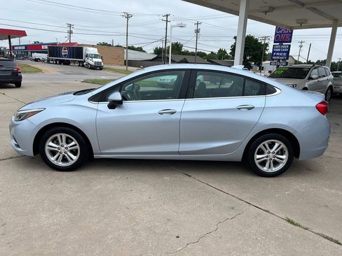 Used 2017 Chevrolet Cruze LT w/ Convenience Package FWD image 4
