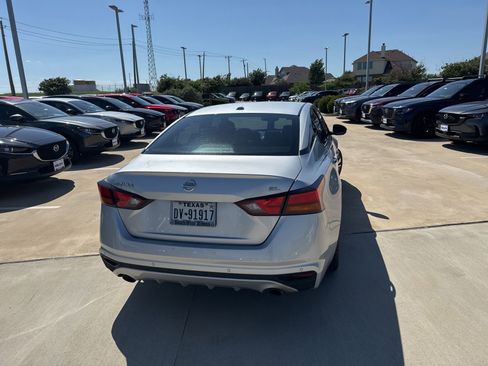 Used 2019 Nissan Altima 2.5 SL FWD image 12