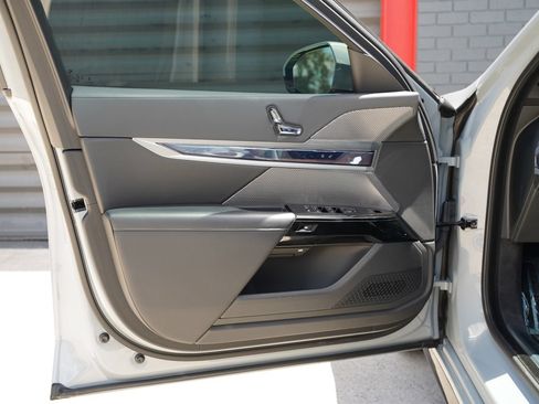 Used 2024 BMW i7 eDrive50 w/ M Sport Package RWD image 18