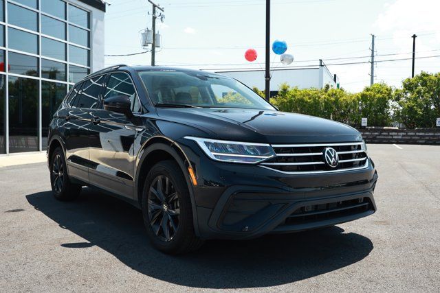 Used 2024 Volkswagen Tiguan SE AWD/4WD image 3