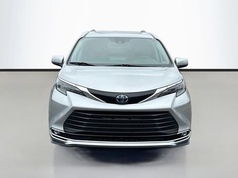 Used 2024 Toyota Sienna XLE FWD image 2