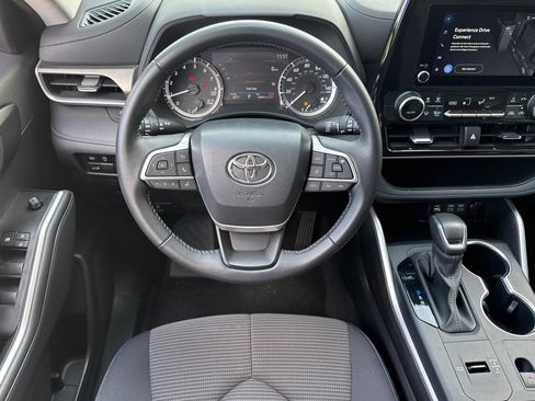 Used 2025 Toyota Highlander LE FWD image 27